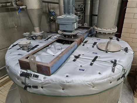 Removable reusable thermal blanket and jacket insulation on process vessel tank head