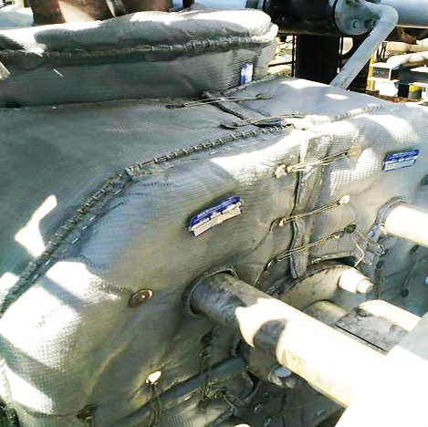 Removable reusable high-temperature blanket and jacket insulation installed on coking valve in refinery