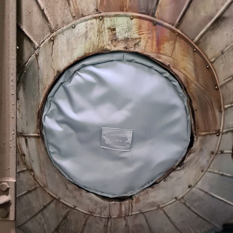 Removable reusable blanket and jacket insulation manway cover on pressure vessel