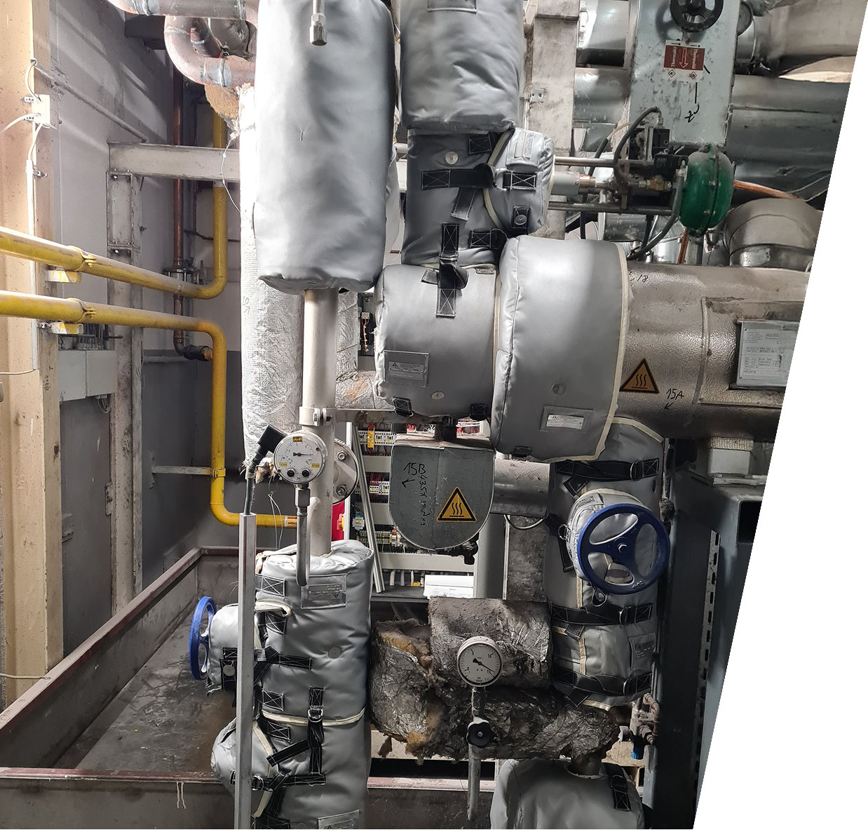 Removable reusable thermal blanket and jacket insulation on thermal oil pump, valves and strainer