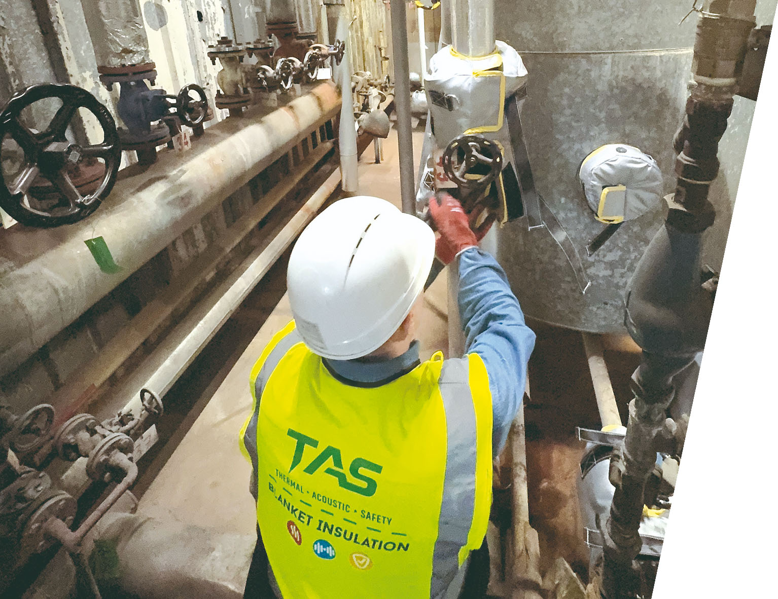 Installation of removable reusable blanket insulation (jacket insulation) on industrial valve during on-site maintenance to improve safety and reduce heat loss